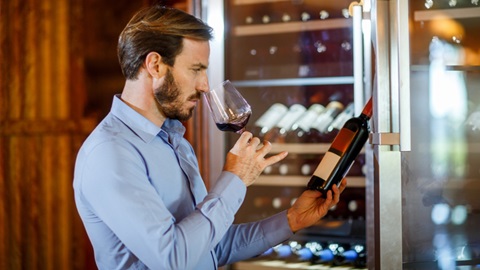 Un homme qui goute du vin